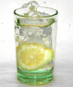 lemon-falling-into-a-glass-of-water-1324928