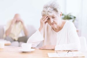 advanced-dementia-signs-behaviors-in-seniors